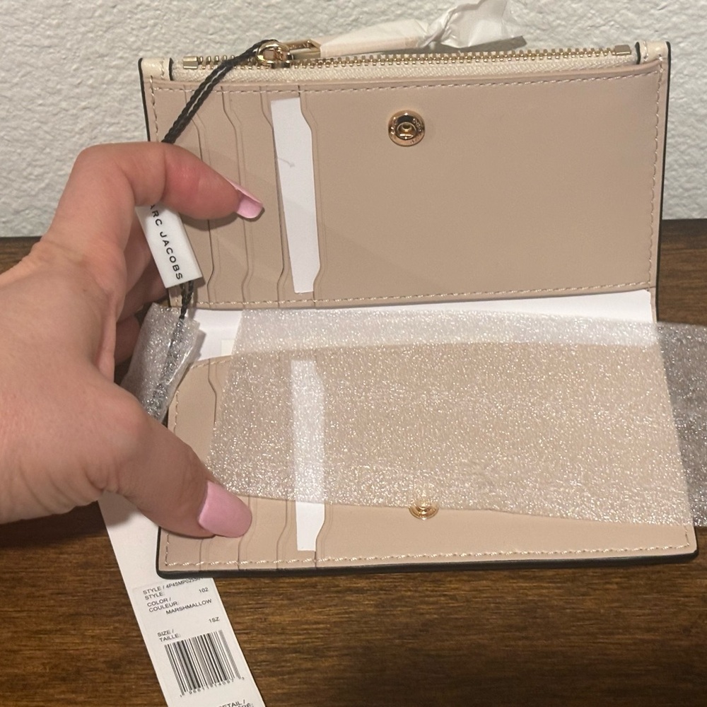 Marc Jacobs Beige Textured Wallet - Picture 6 of 9
